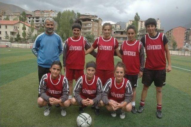 Güvener’den Bayan Futbol Takımına Destek