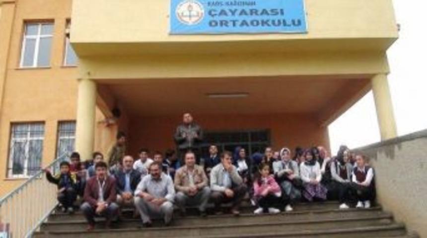 &Ouml;ğrenciler sokakta kaldı