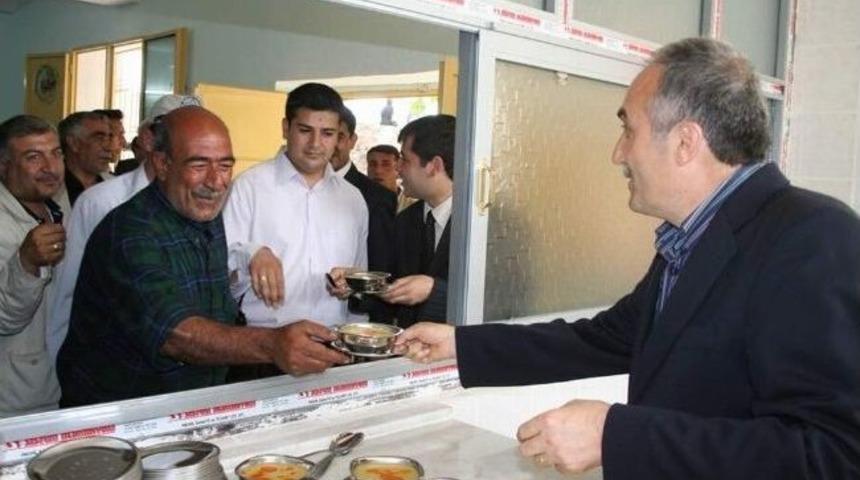 Şanlıurfa Belediyesi 5 Bin Kişiye Sıcak &Ccedil;orba İkramı Yapıyor
