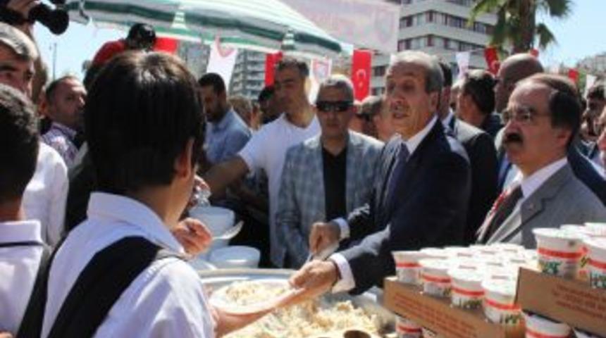 Bakan Eker, Adana'da Yılın Ahisine Kaftan Giydirdi, &Ouml;rste Demir D&ouml;vd&uuml;