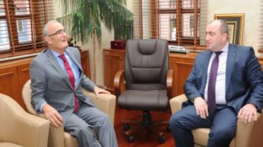 Acara H&uuml;k&uuml;met Başkanı Khabadze, Belediye Başkanı Yılmaz&rsquo;ı Ziyaret Etti