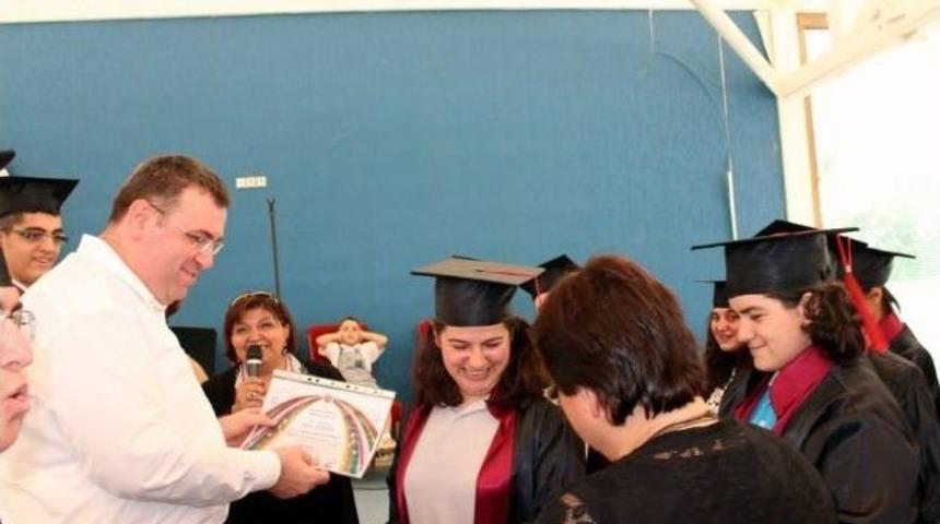 &lsquo;sevgi Akademisi&rsquo; &Ccedil;ocukları Diplomalarını Aldı