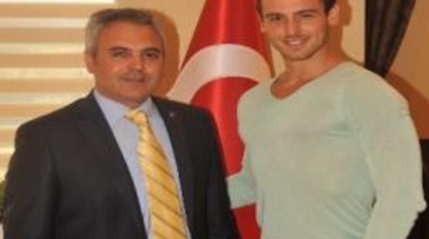 Best Model T&uuml;rkiye Manhunt 1.&rsquo;sinden Rekt&ouml;re Nezaket Ziyareti