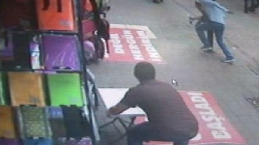 Kız kardeşine omuz atan gencin kafasına masa fırlattı