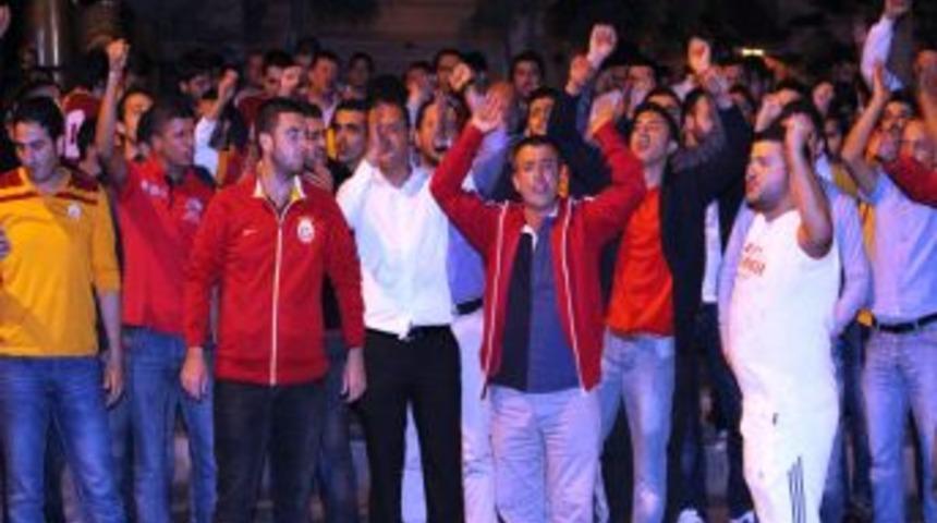 Galatasaray Taraftarından Fatih Terim Protestosu