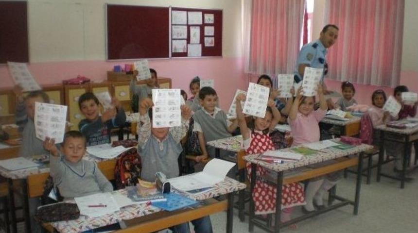 Selendi'de Öğrencilere Polis Logolu Etiket