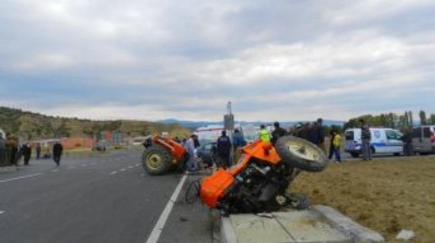 Osmancık'ta trakt&ouml;r ikiye b&ouml;l&uuml;nd&uuml;: 4 yaralı