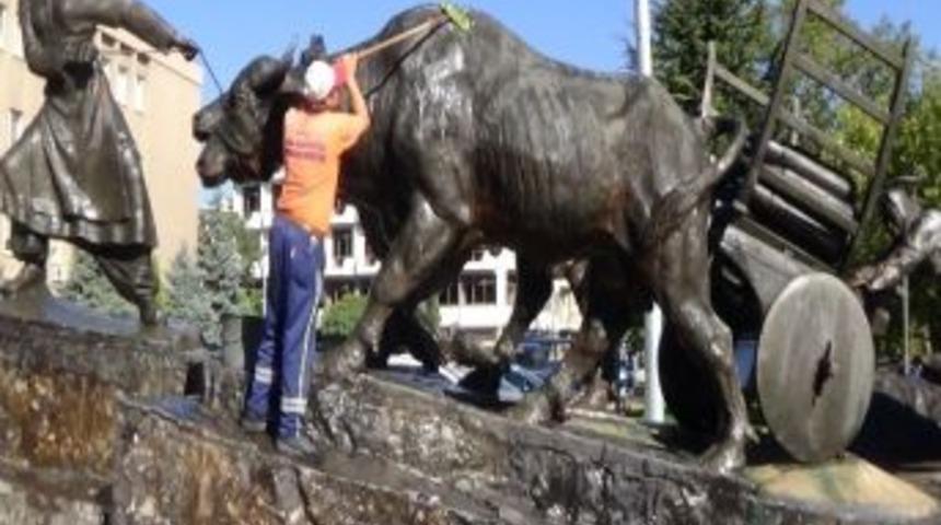 Anıt Heykel Tertemiz Oldu