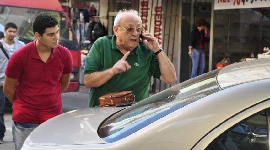 Torbalı'da Otomobil Mobilya Mağazasına Daldı