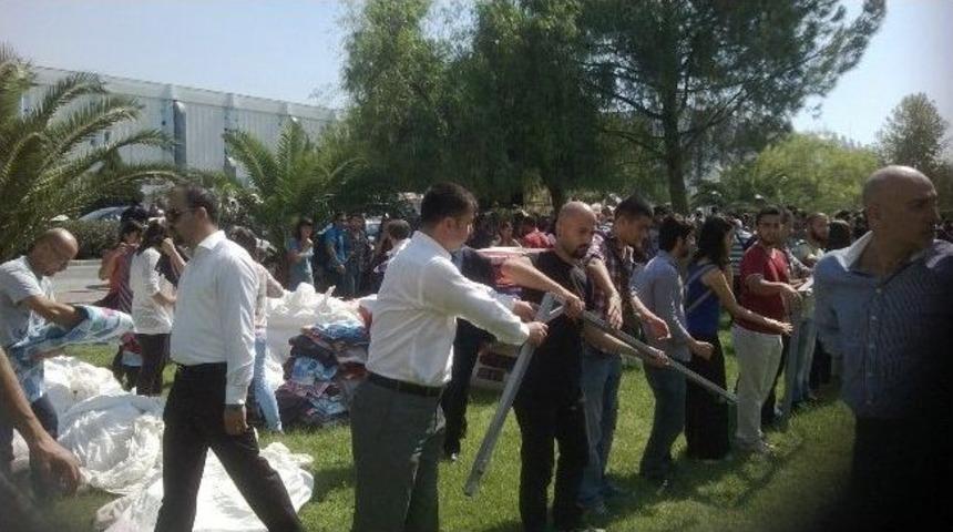 İzmir'de &Uuml;niversiteliler Yurt Eylemi Yaptı