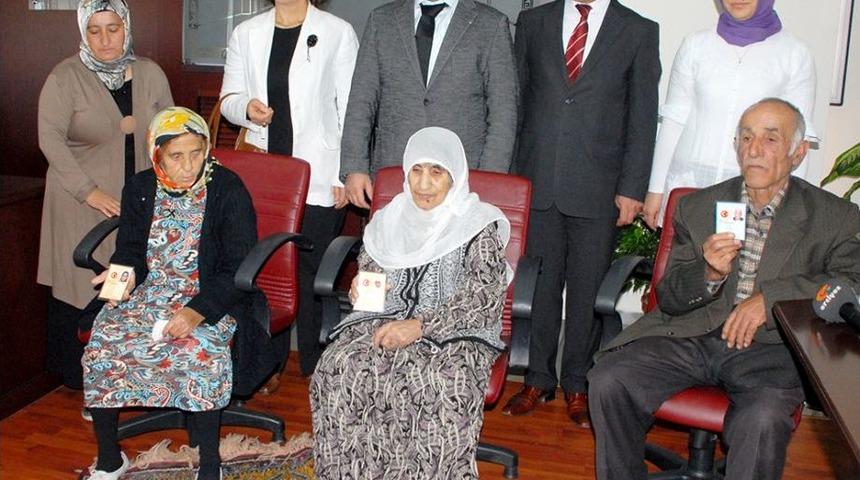 83 Yıl Sonra Kimlik Sahibi Olan Nigar Teyzeye Kaymakam Yırık'tan K&uuml;rt&ccedil;e Jest