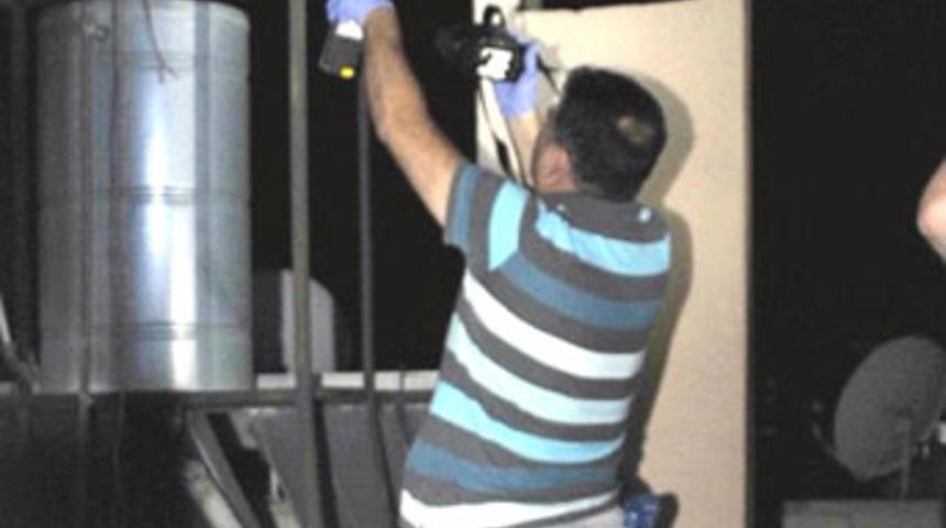 Kendisini g&uuml;neş paneline astı