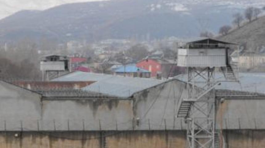 Ceza evinde 18 mahkum firar etti