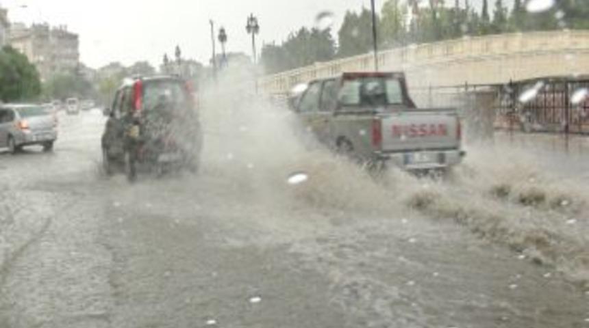 Aniden Bastıran Yağmur Vatandaşlara Zor Anlar Yaşattı