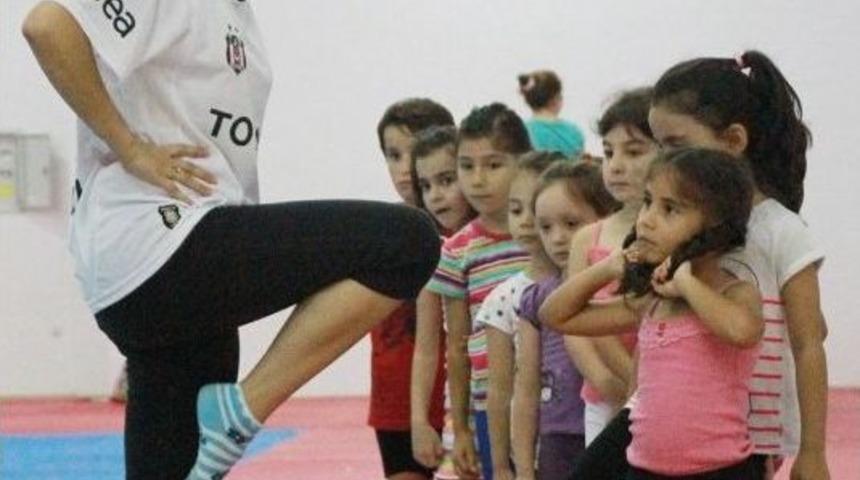 Cimnastik&ccedil;iler Sıkı &Ccedil;alışıyor