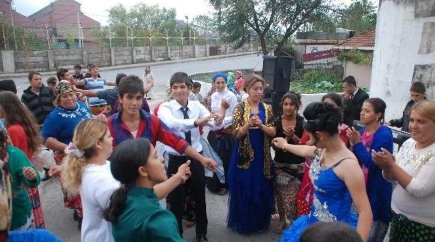 Arabeskle Dans Ettiler, Davul Zurnayla Oynadılar