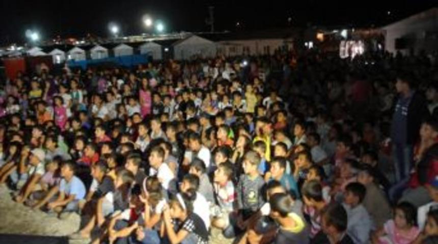 Suriyeli Sığınmacılara A&ccedil;ık Hava Sineması G&ouml;sterimi