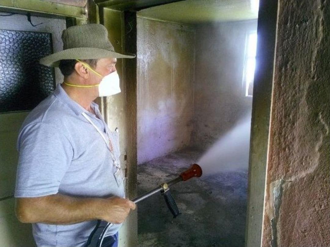 Manisa Belediyesi Yalnız Yaşayan Vatandaşın Evini Temizledi