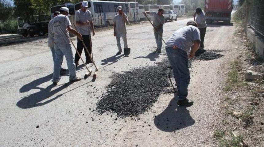 Akyazı Fabrikalar Yoluna Asfalt Yama Yapılıyor