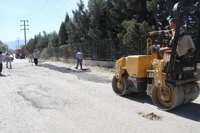 Akyazı Fabrikalar Yoluna Asfalt Yama Yapılıyor