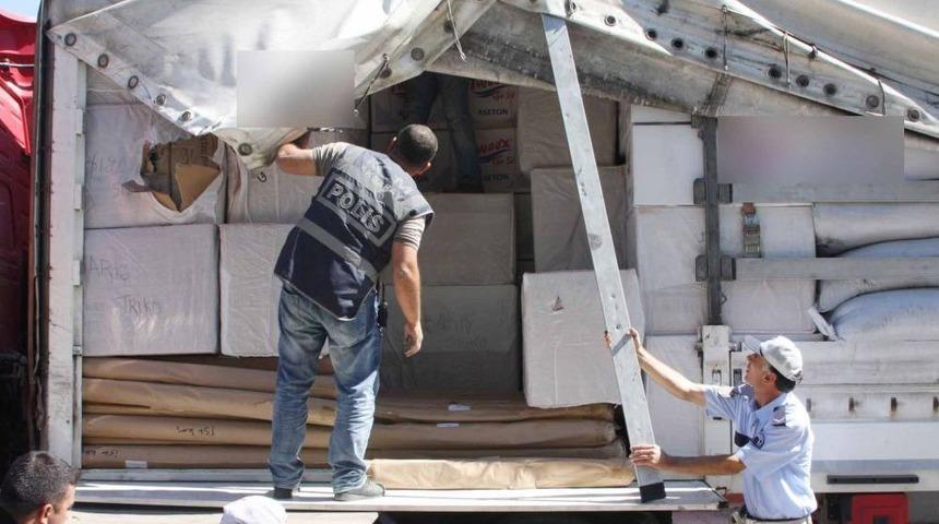 TIR Dorsesinde 63 Bin 650 Paket Ka&ccedil;ak Sigara &Ccedil;ıktı