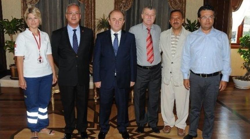 Vali &Ouml;zt&uuml;rk T&uuml;rk Kızılay Derneği Antalya Şubesi Y&ouml;neticilerini Kabul Etti