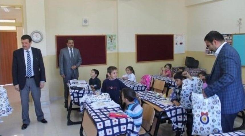 G&ouml;n&uuml;ll&uuml; Gen&ccedil;ler Gurubundan Kırtasiye Yardımı