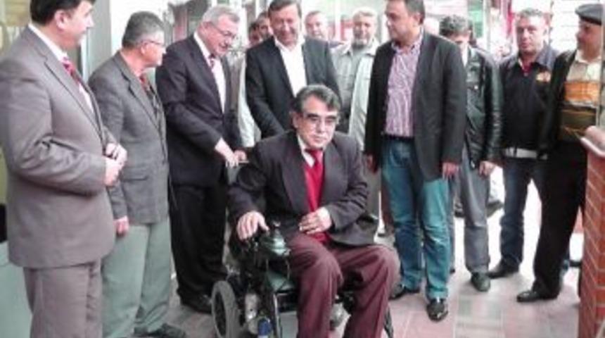 Almanya Zonguldaklılar Derneği Emekli Cami Hocasına Ak&uuml;l&uuml; Sandalye Hediye Etti