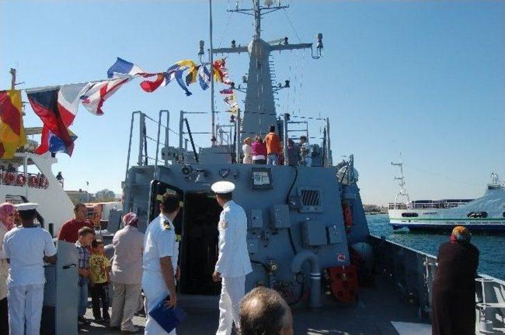 Savaş Gemisine Ziyaretçi Akını G3