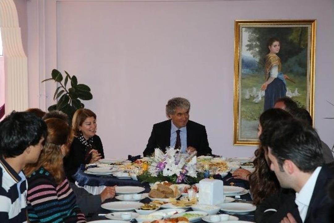 Azerbaycan Eğitim Ataşesinden Ar&uuml;&rsquo;ye Ziyaret