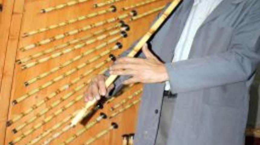 Sesine Hayran Olduğu Neyi, Hem Yapıyor, Hem &Uuml;fl&uuml;yor