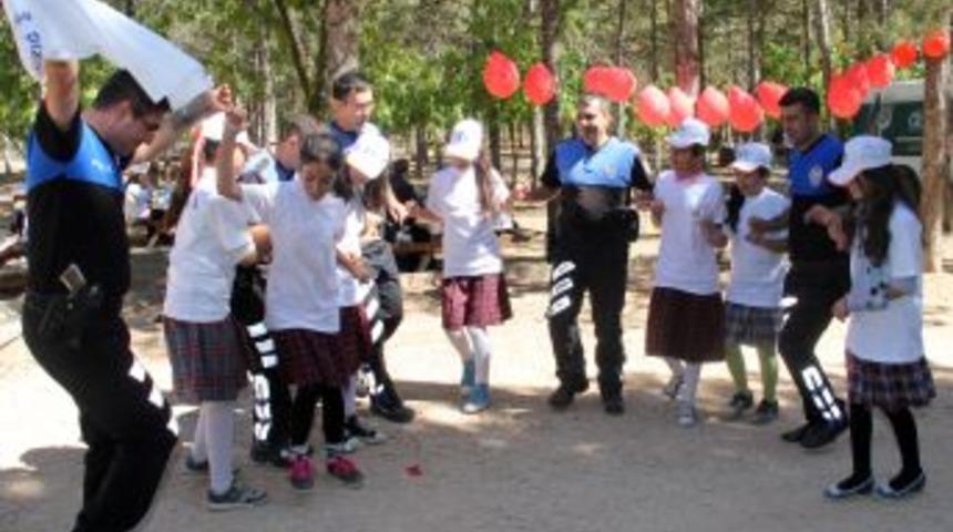 Elazığlı 200 &Ouml;ğrenci Polis Amcaları Ile Birlikte Piknik Yaptı