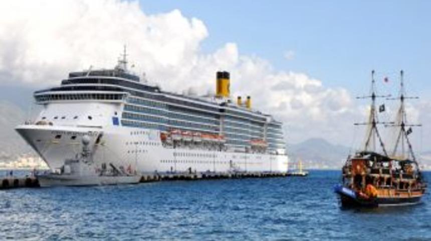 Alanya'ya 14 Katlı 5 Yıldızlı L&uuml;ks Kruvaziyer Demirledi