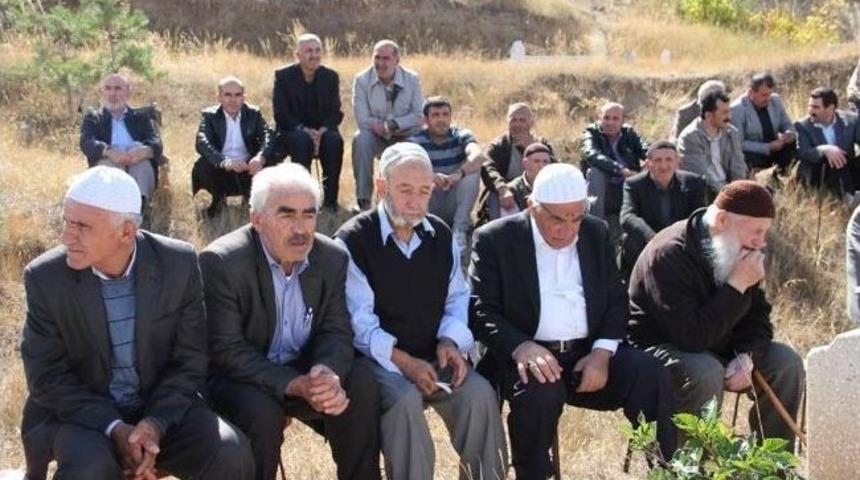 Belediye Başkanı Yengesinin Cenaze Namazını Kıldırdı