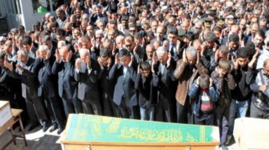 Milli Savunma Bakanı Yılmaz&rsquo;ın Yakınları Sivas'ta Toprağa Verildi