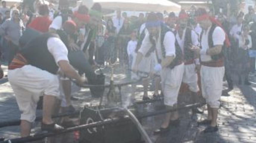 Yangın S&ouml;nd&uuml;ren Tulumbacılar, Turistleri B&uuml;y&uuml;ledi