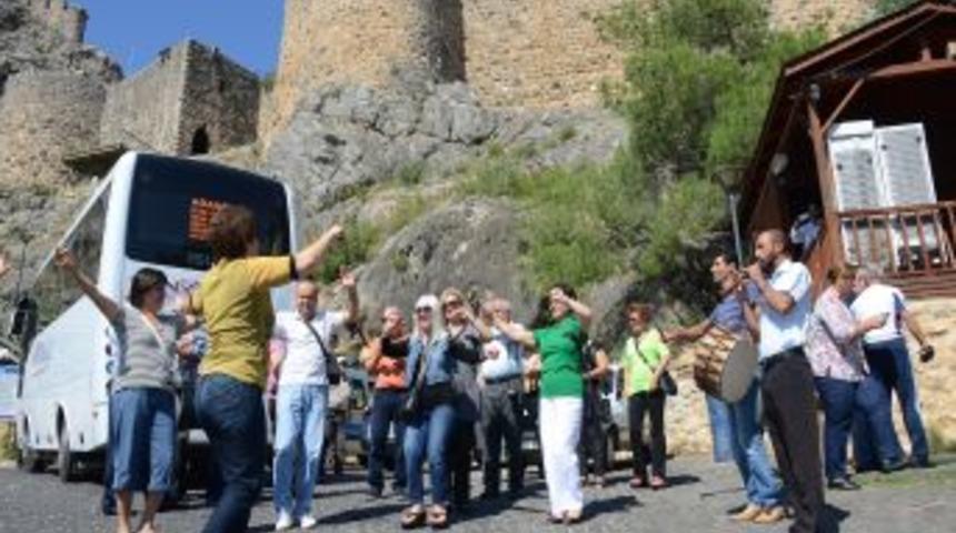 Amerikalı Turistler Kozan'da Davul Zurna Eşliğinde Oynadı