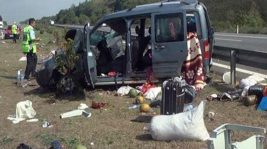 Otoyolda S&uuml;r&uuml;c&uuml;s&uuml;n&uuml;n Kontrol&uuml;ne Kaybettiği Kamyonet Takla Attı: 2 Yaralı