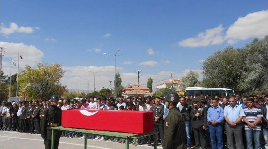 İntihar Eden Asker Toprağa Verildi