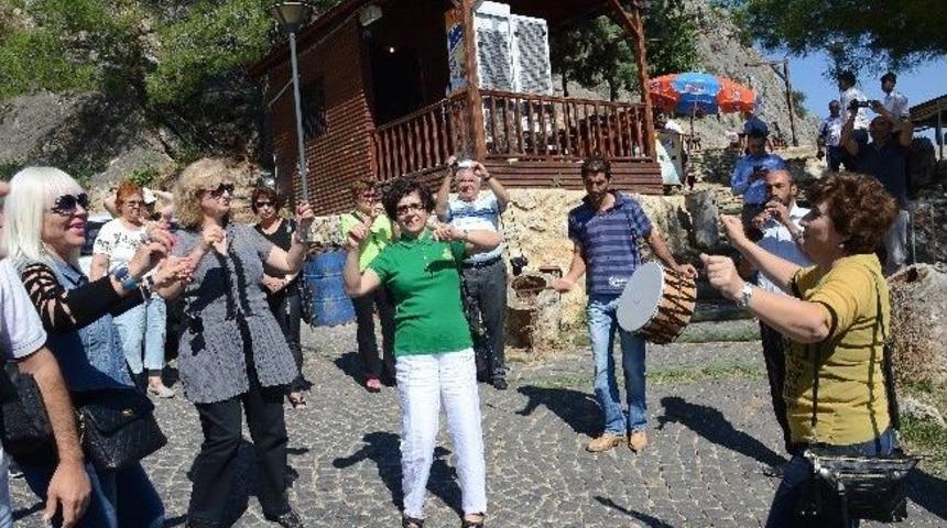 Amerikalı Turistler Davul Zurna Eşliğinde Oynadı