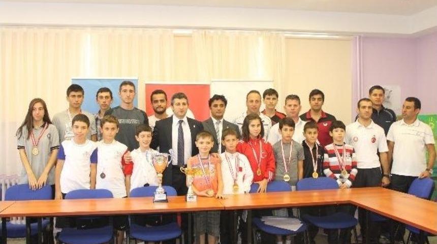 Spor İl M&uuml;d&uuml;r&uuml; Mete, Madalya Kazanan Sporcularla Bir Araya Geldi
