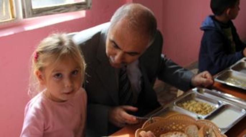 Giresun Valisi Karahan, &Ouml;ğrencilerle Yemek Yedi