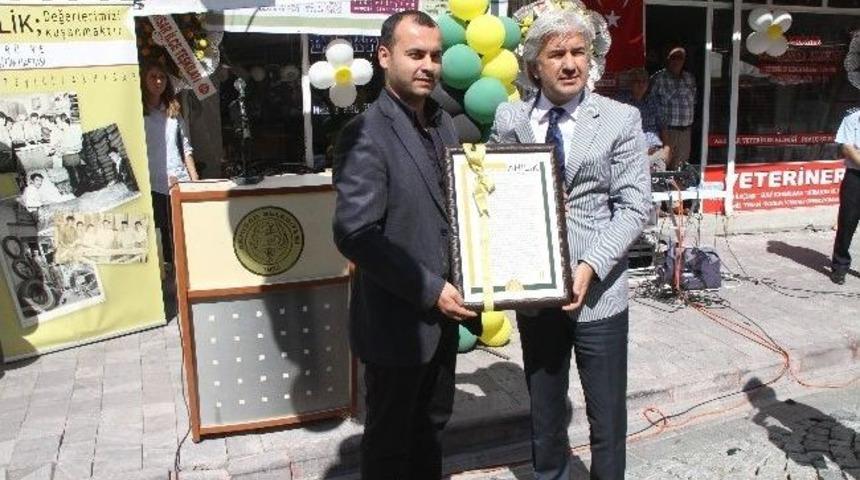 Akhisar&rsquo;da Yılın Ahisi Sabri Merde Oldu