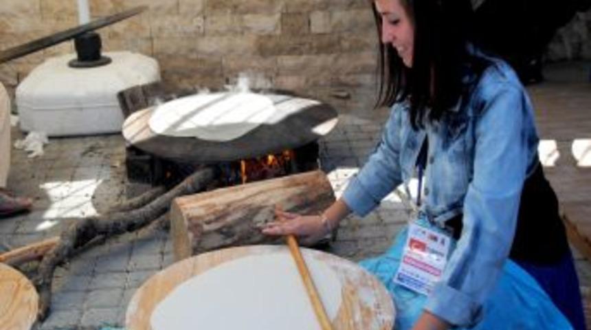 Yabancı &Ouml;ğretmen Ve &Ouml;ğrenciler Y&ouml;r&uuml;k Kadınlarından Yufka Yapmasını &Ouml;ğrendi