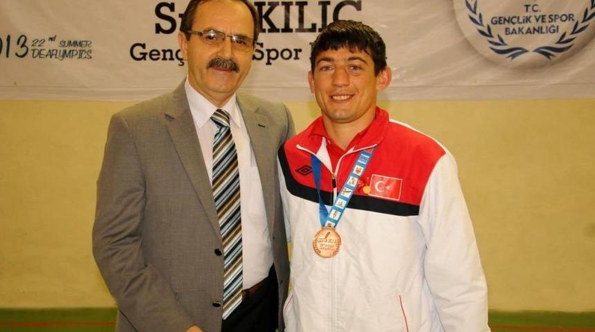 Başarılı Sporculara Belediye Başkanı Şahin'den &Ouml;d&uuml;l