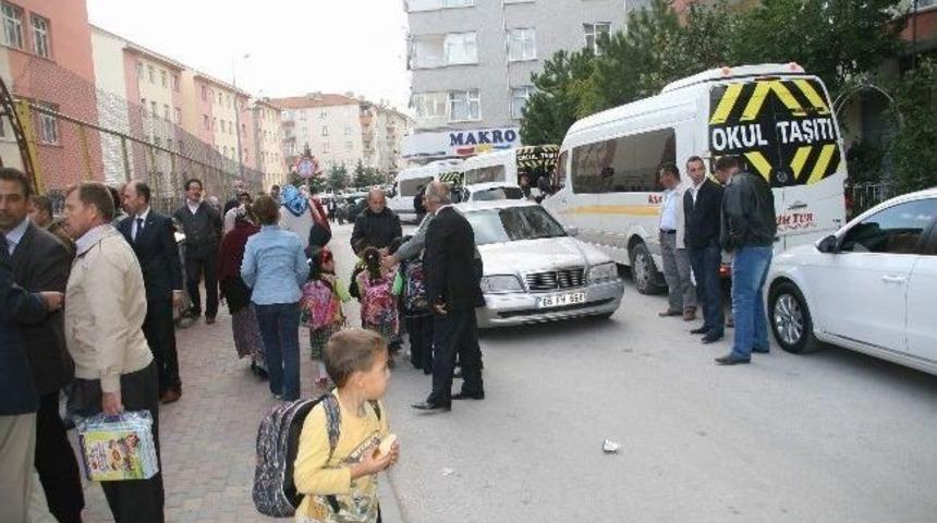 Yozgat&rsquo;ta &Ouml;ğrenci Servislerinin Okul &Ouml;nlerindeki Park &Ccedil;ilesi
