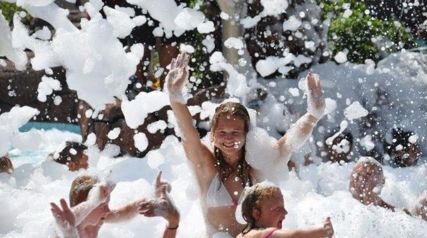 Rize'de Kar Antalya'da Buzlu Su Partisi