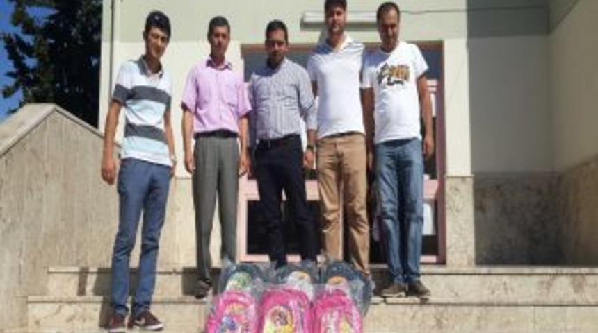 AK Partili Gen&ccedil;ler K&ouml;y Okullarında Okul &Ccedil;antası Dağıttı