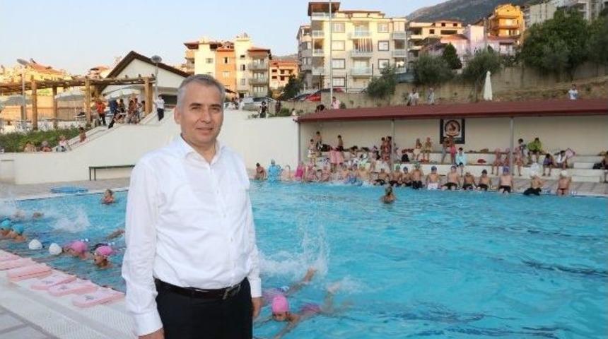 Yaz Boyunca Bin 500 &Ccedil;ocuk Y&uuml;zme &Ouml;ğrendi