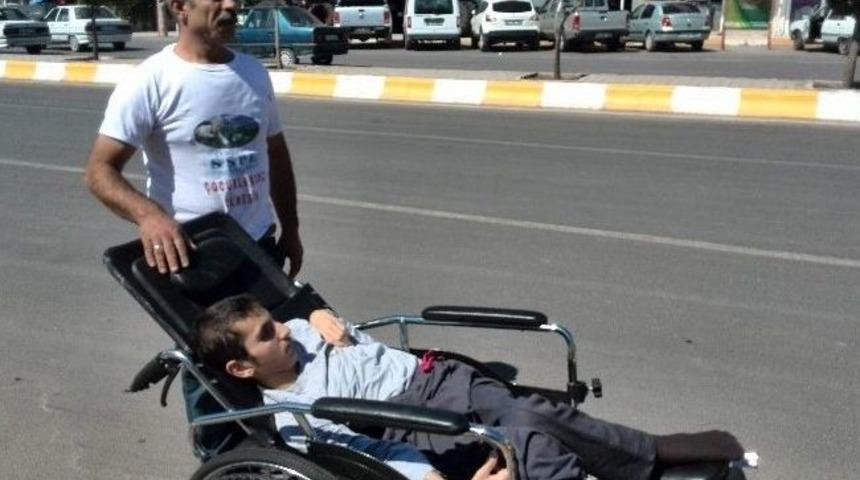 &Ccedil;ocuğunu tedavi ettiremediği i&ccedil;in eylem yaptı